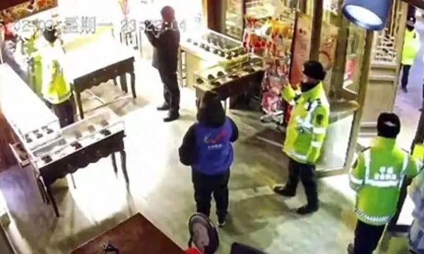 州官半夜撬锁，强迫百姓点灯