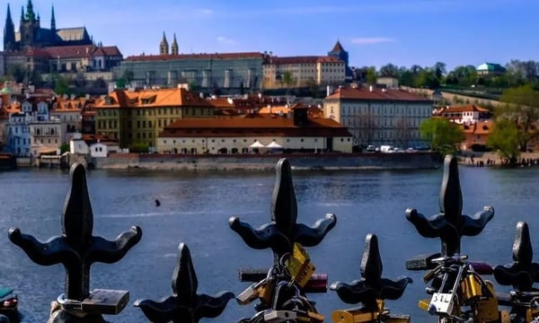 “批量生产诺贝尔奖的孩子”，一出正经的荒诞剧