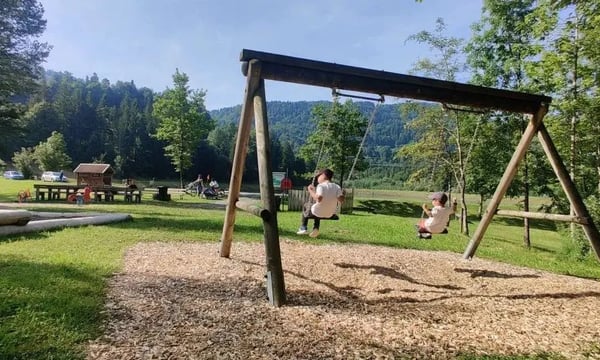 周日下午三点，我正在弹琴，楼上邻居来敲门了