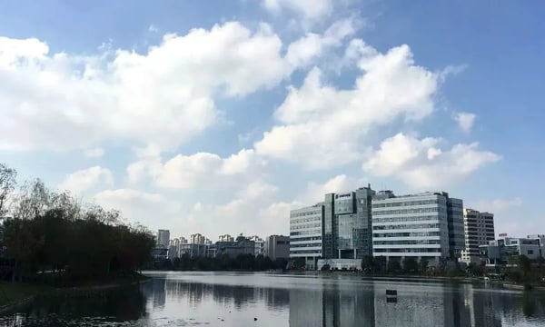 天正高，歌正长