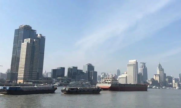 大江东去，大河奔涌