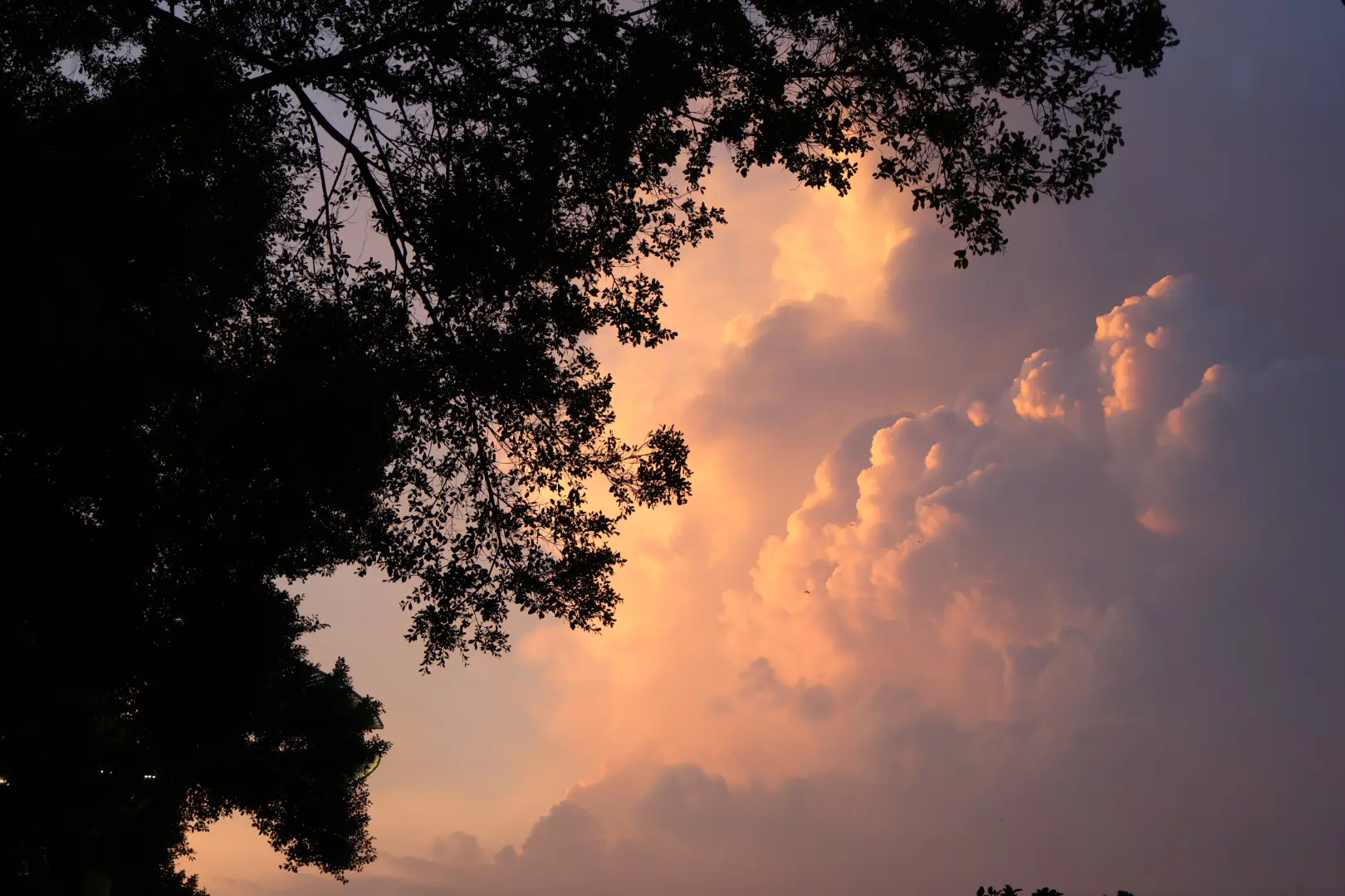 An image to describe 某个被云层震撼到的落日时分