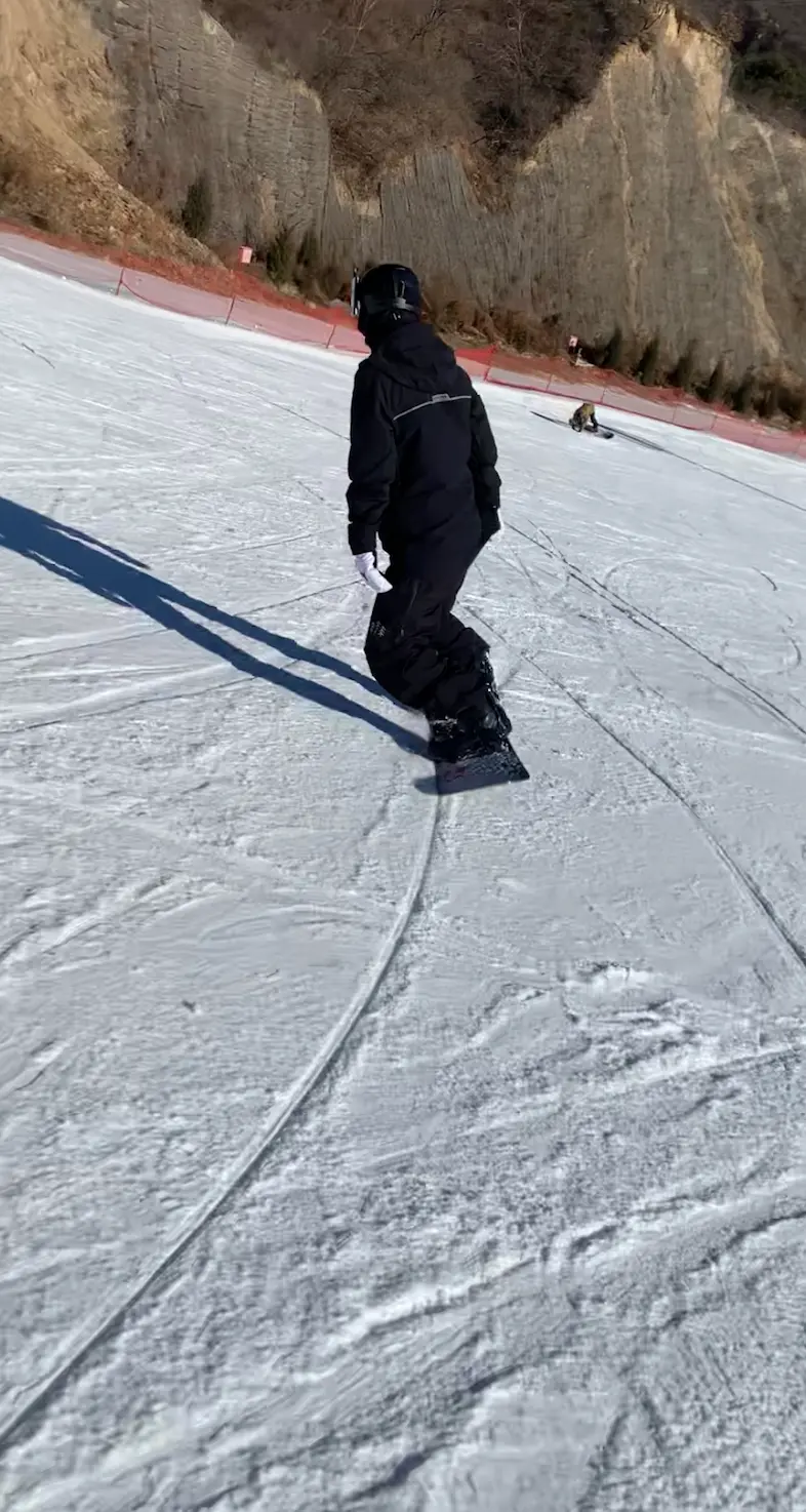 An image to describe 走刃，追求在雪道上留下干净的铅笔线