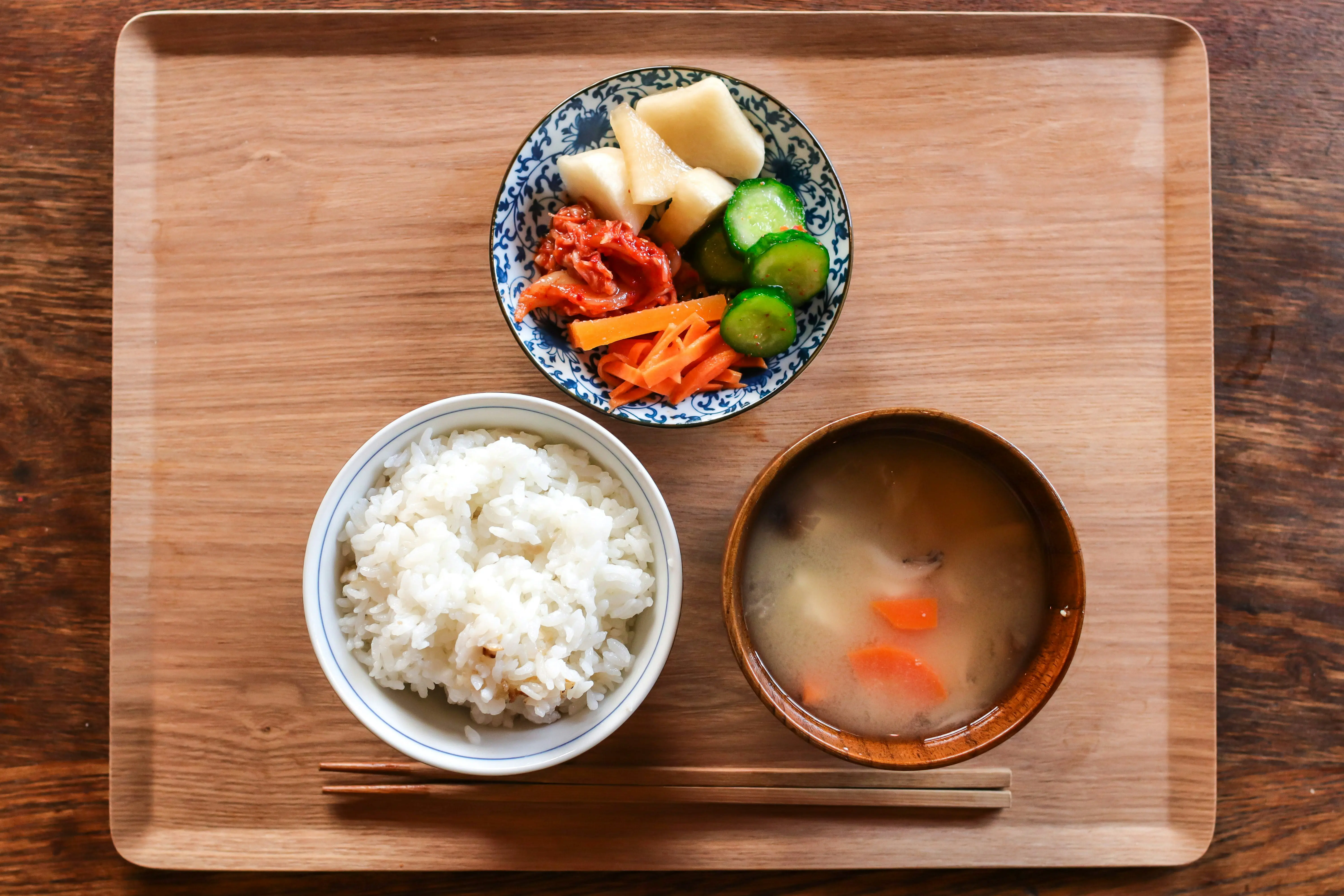 用碗盛菜端着吃,用盘子盛饭夹着吃
