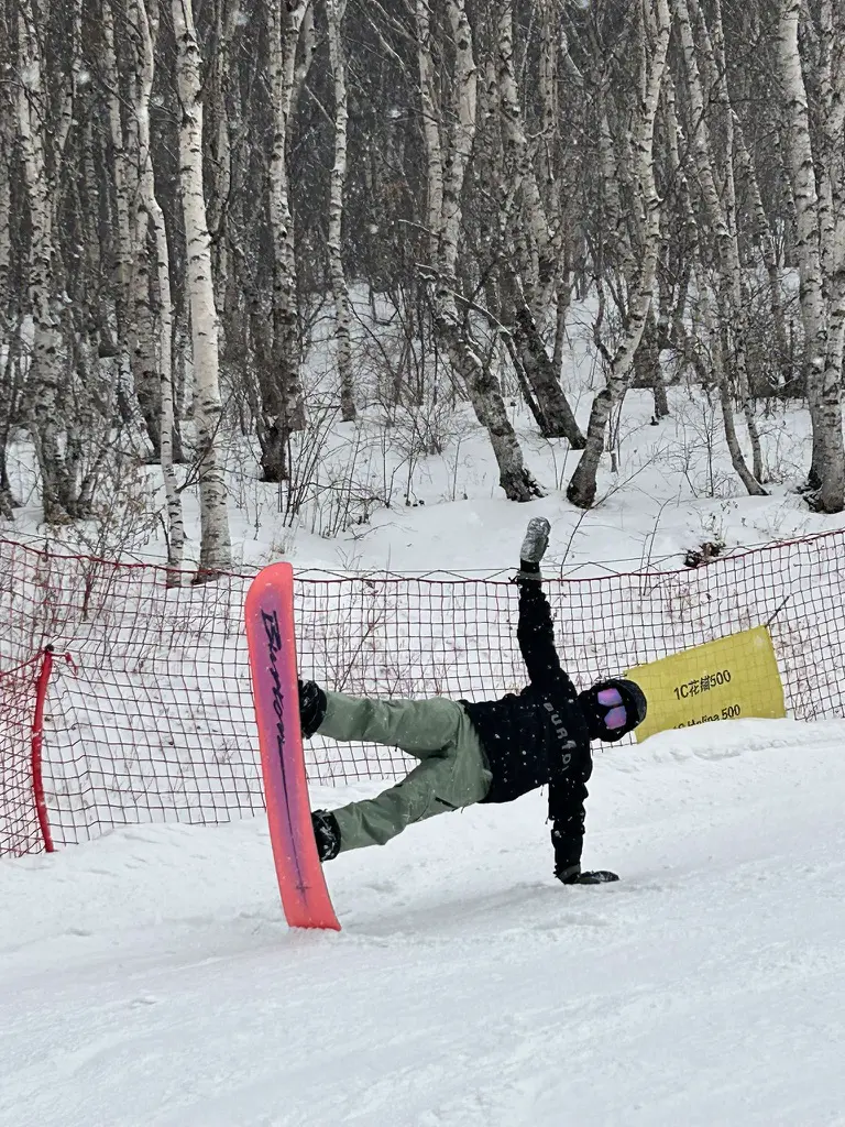 An image to describe 和朋友瞎拍着玩，这个是想要拍的效果！