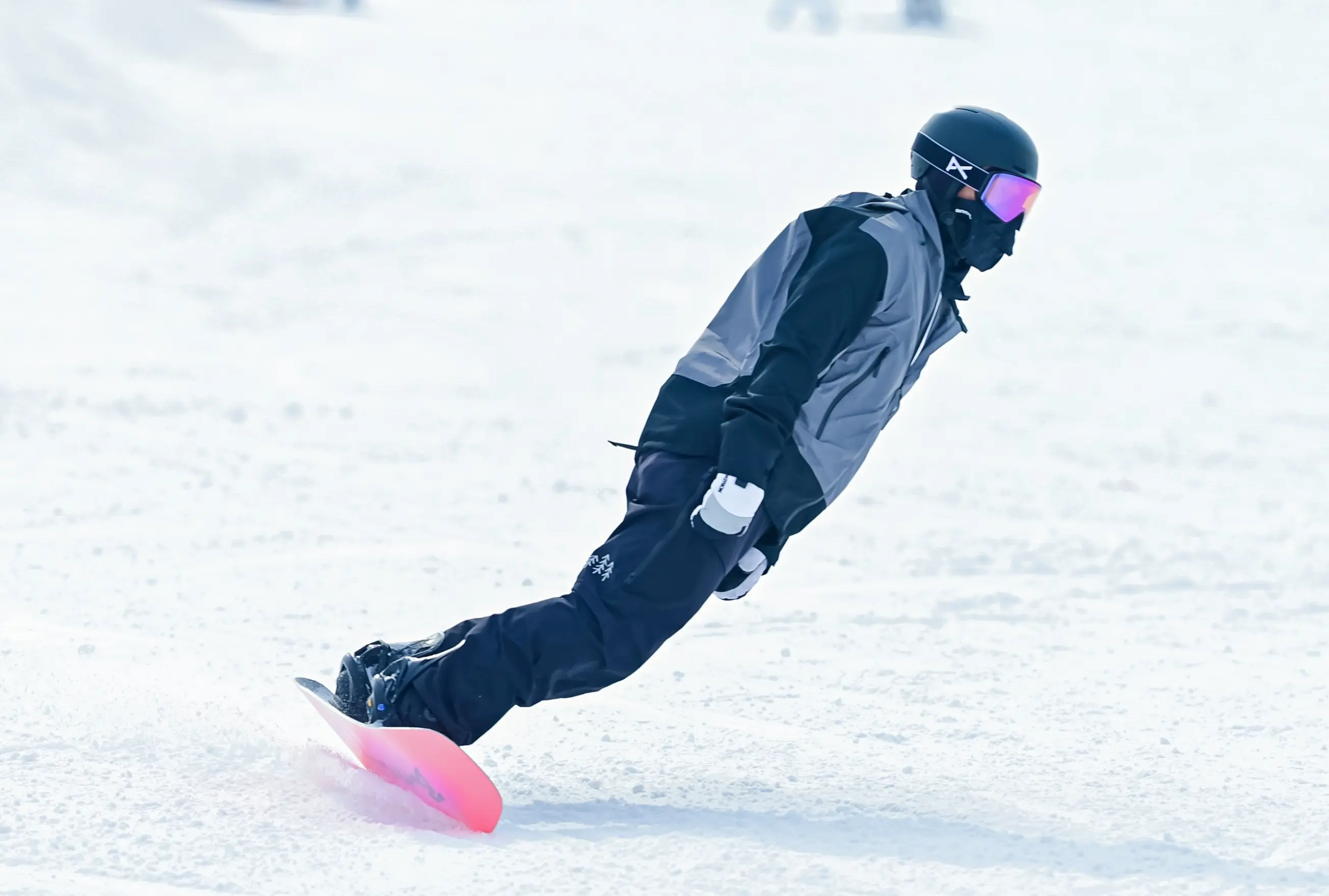 An image to describe 雪季结束的时候，前刃可以立的很高了~