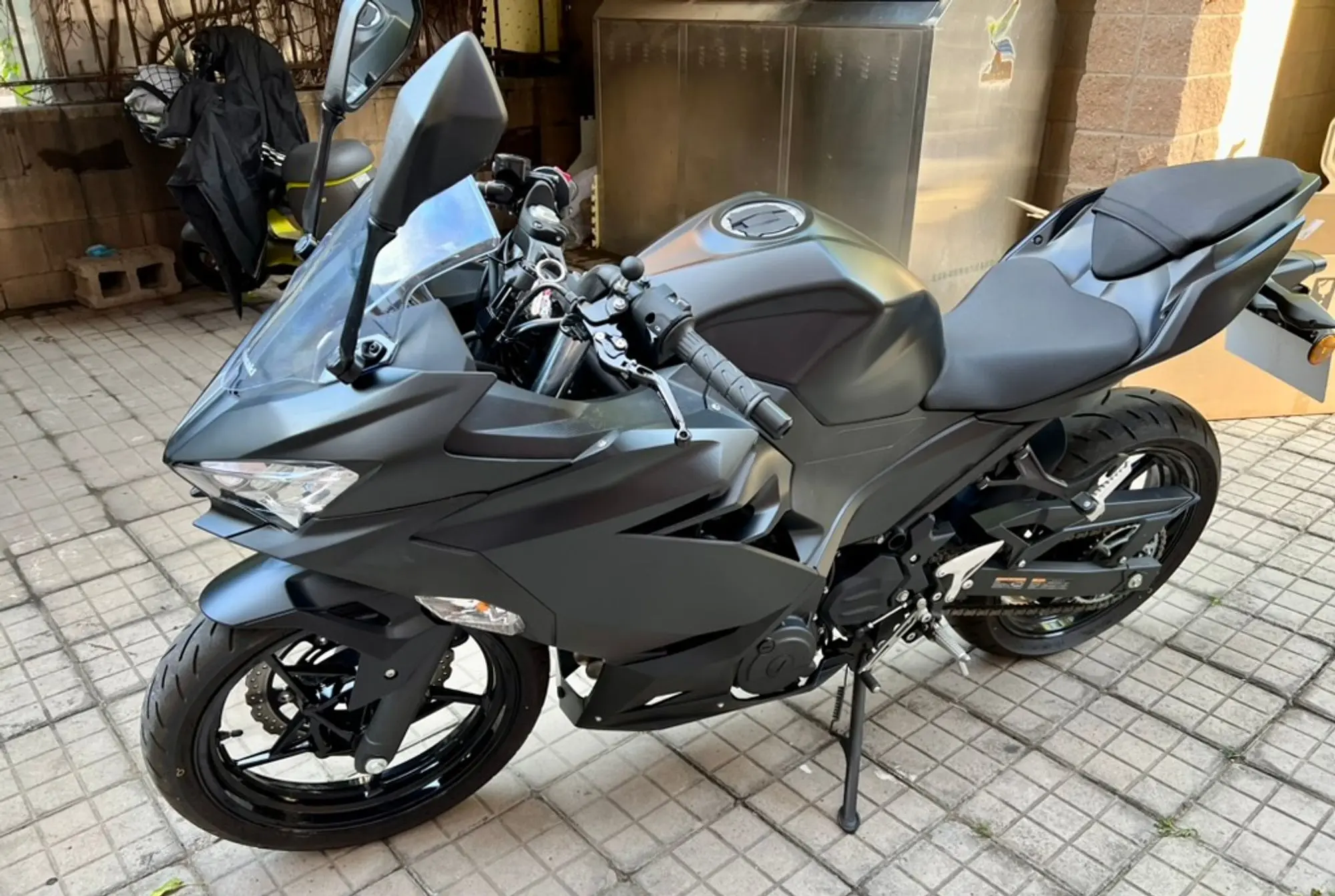 An image to describe 自己动手换壳，全车磨砂黑