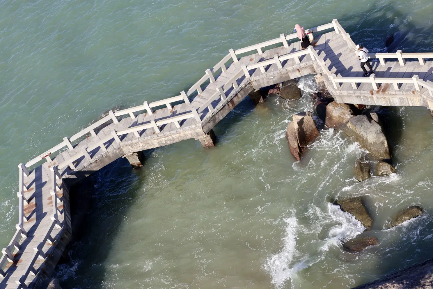 An image to describe 海水的颜色称不上是果冻一样，但是很温和的美丽