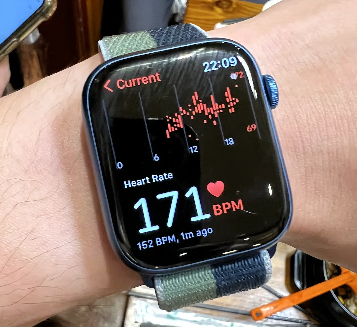 An image to describe 在餐厅和餐厅服务员一起跳舞后，心率飙到170