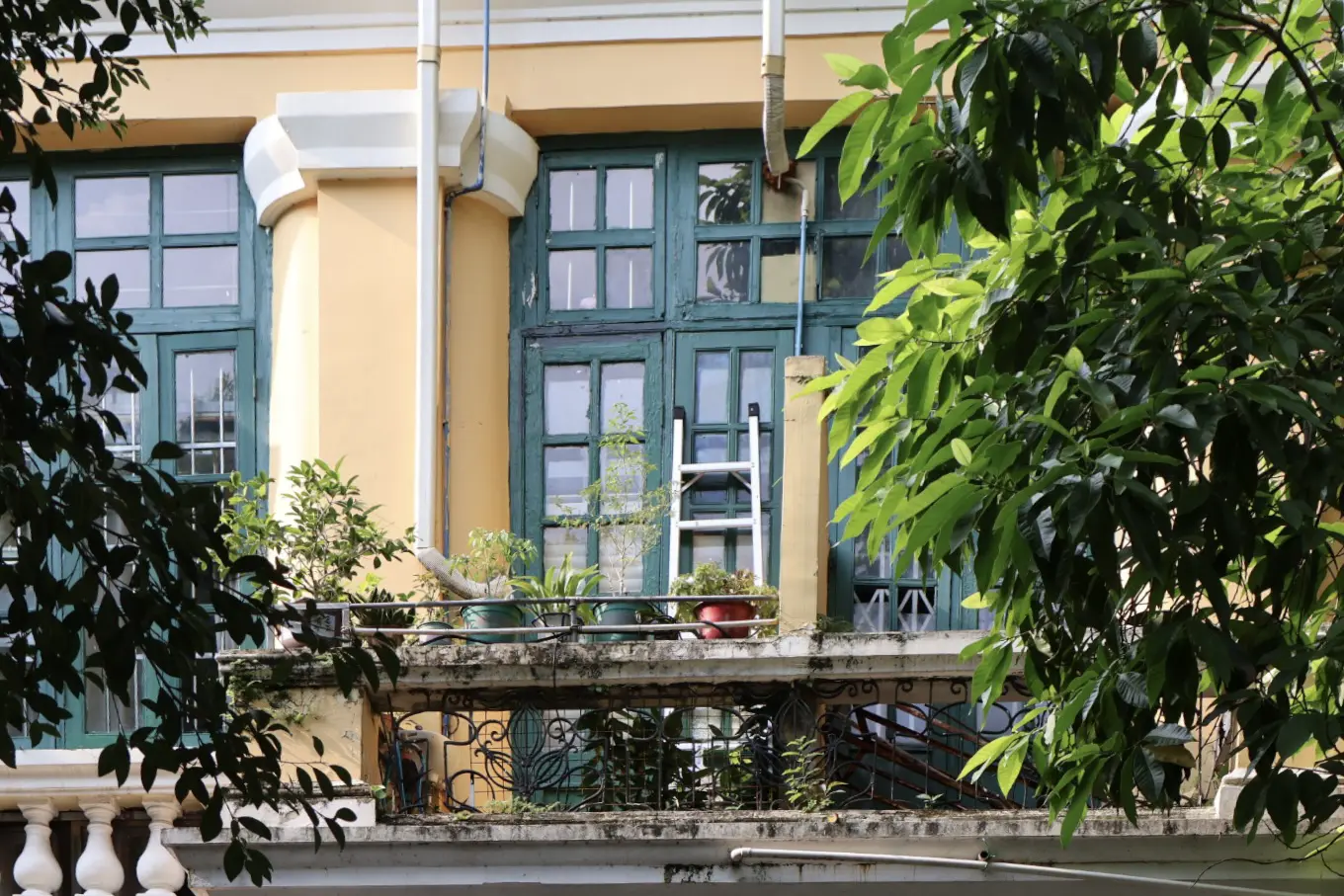 An image to describe 感觉广州沙面和哈尔滨中央大街画风很像..... 二者区别就像是把一条线段均匀切成三段然后摆成平行的样子，有人能懂吗！